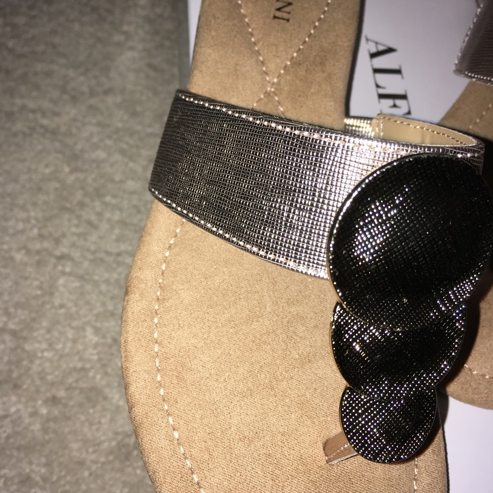 Alfani rose gold Fleurr thong sandals size 5